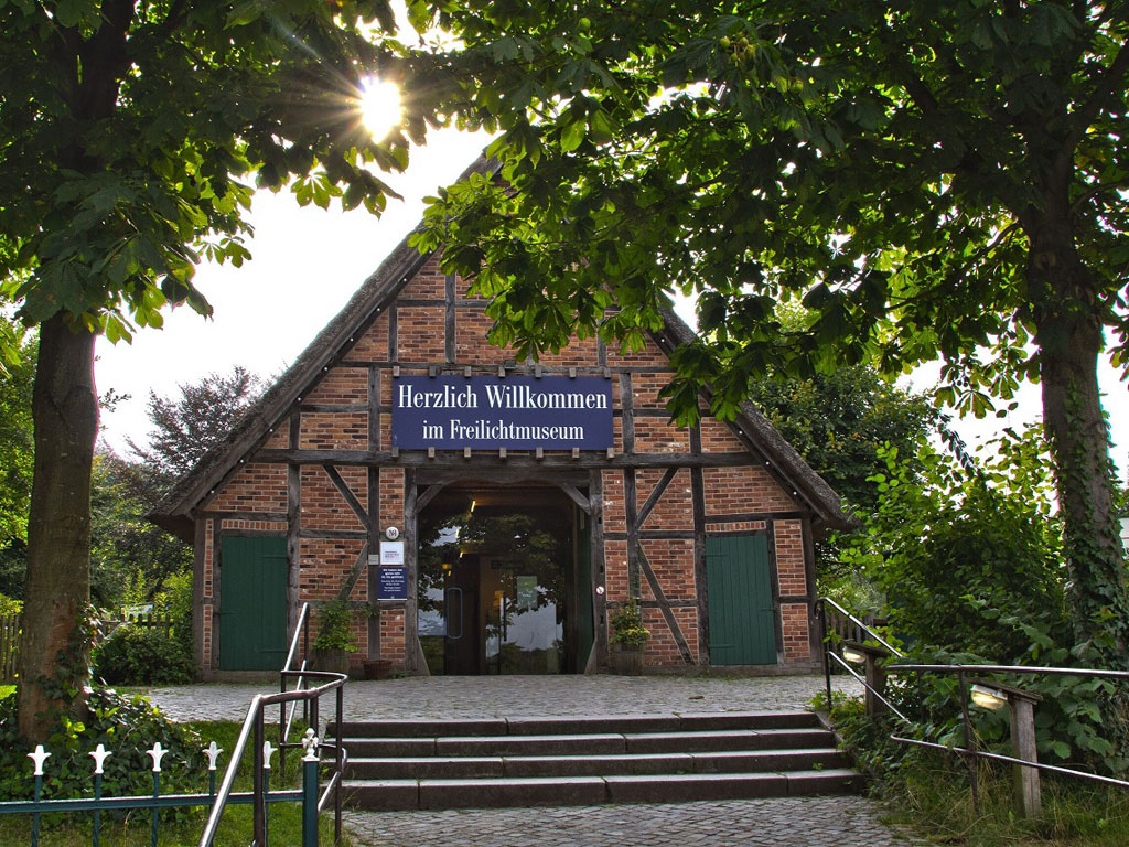 Haupthaus und Eingangsbereich des Freilichtmuseums am Kiekeberg