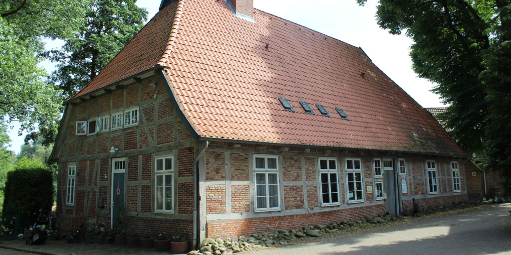 Fachwerkhaus aus roten Mauersteinen und Dach aus roten Dachziegeln