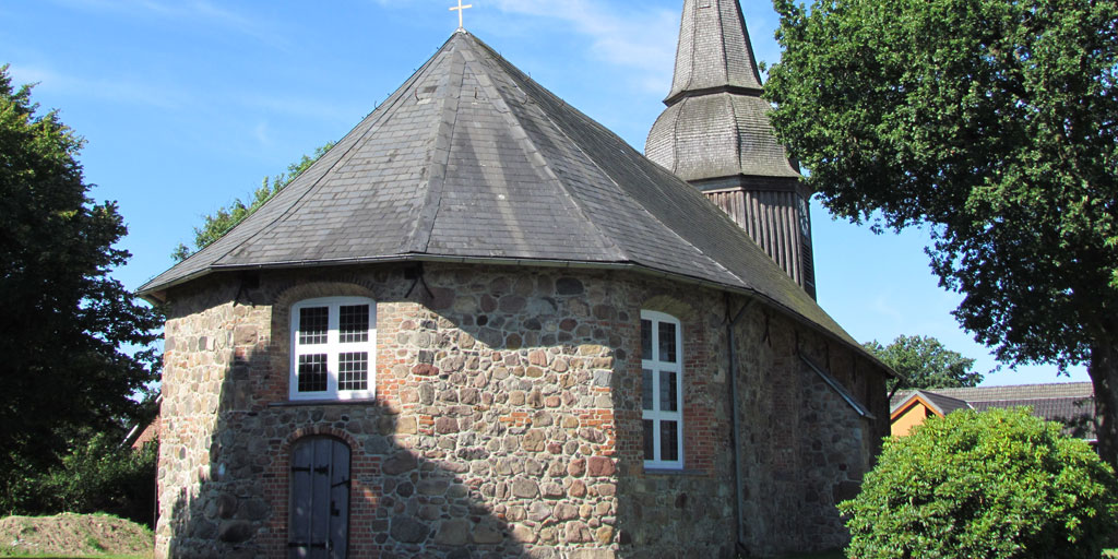 Alte Kirche aus vielen unterschiedlichen Steinen gemauert