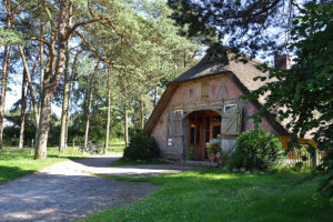 Schönes altes Fachwerkgebäude mit Reetdach und geöffnetem Dielentor