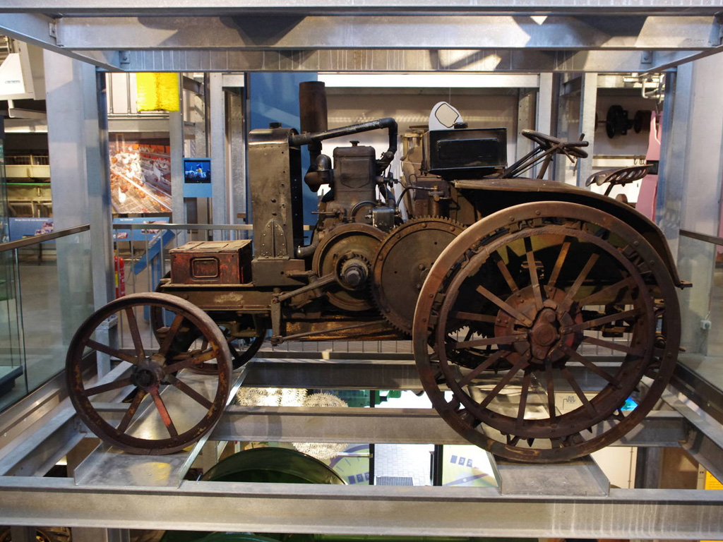 Ein sehr alter Traktor in der Ausstellung