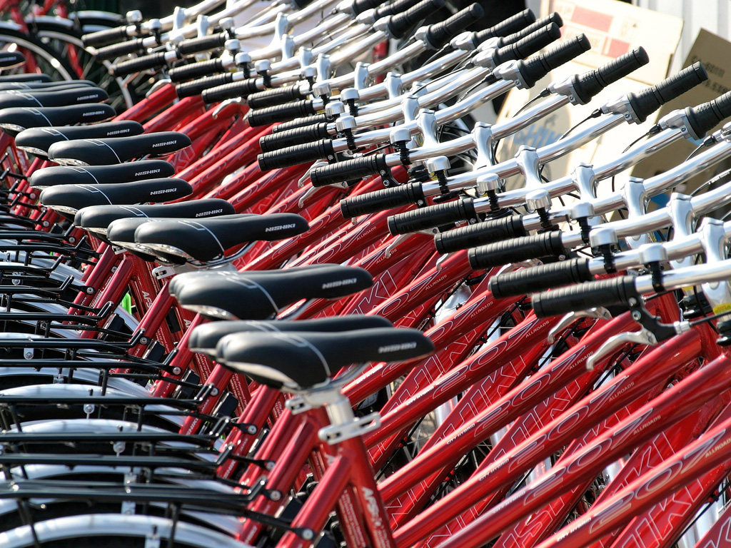 Viele rote Fahrräder in einer Reihe