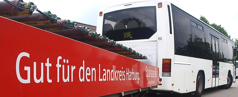 Großer Reisebus mit rotem Anhänger für Fahrräder