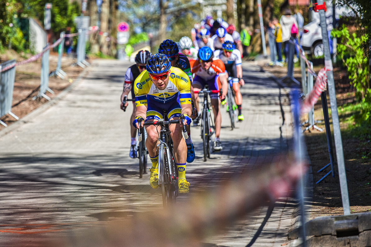 Radrennen mit bunt bekleideten Radfahrern