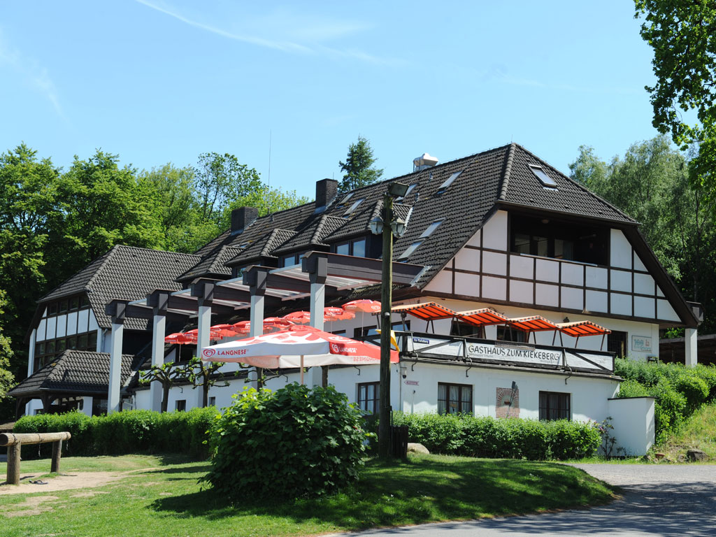 Das Gasthaus zum Kiekeberg auf dem höchsten Punkt der Harburger Berge unter blauem Himmel