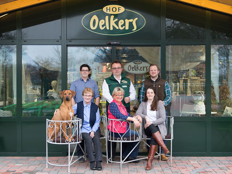 Die Familie Oelkers mit Hund vor dem Eingang zum Hofladen