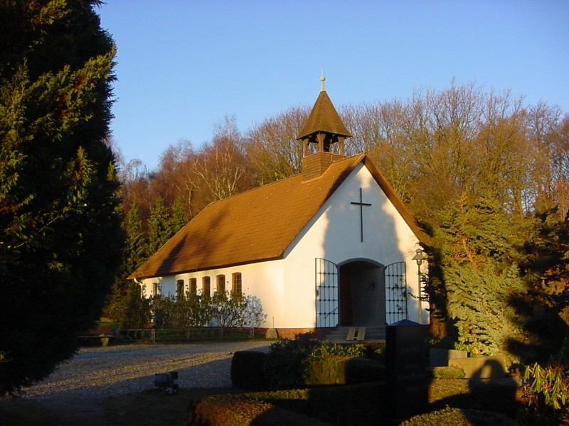 Die Kirche in Vahrendorf im Herbst