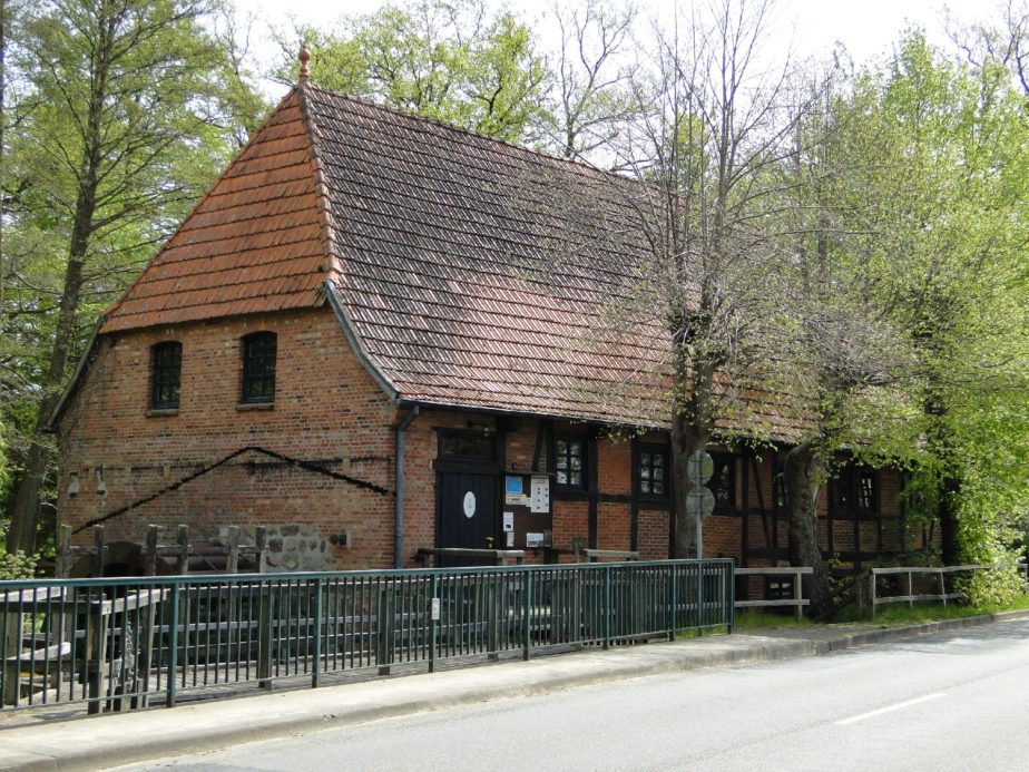 Altes Fachwerkgebäude von der Strasse aus gesehen