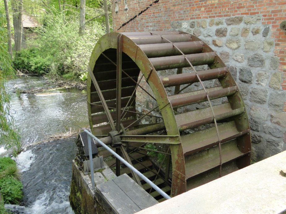 Großes Wasserrad als Mühlenrad im Fluß