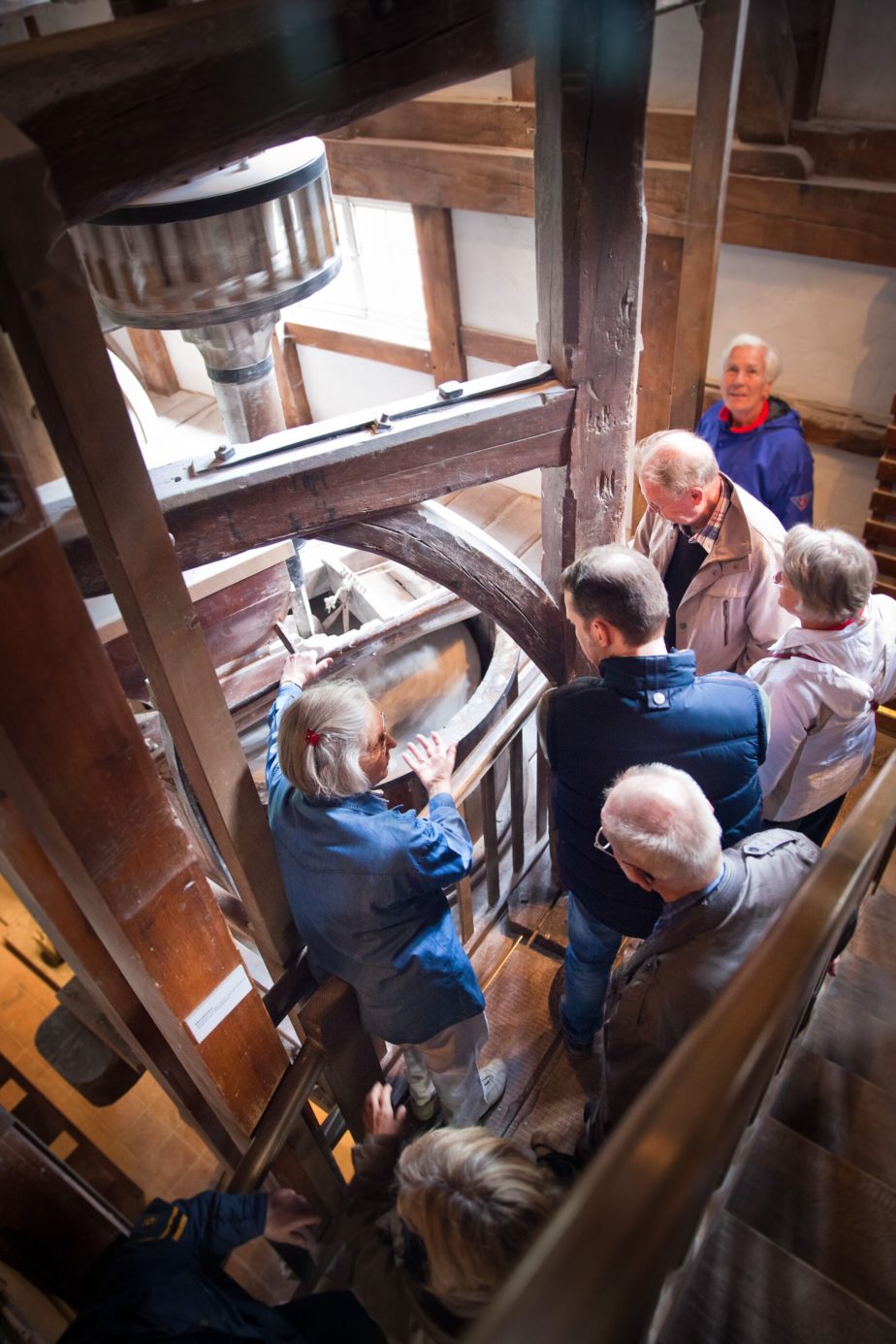 Besucher bestaunen das Mahlwerk in der Mühle