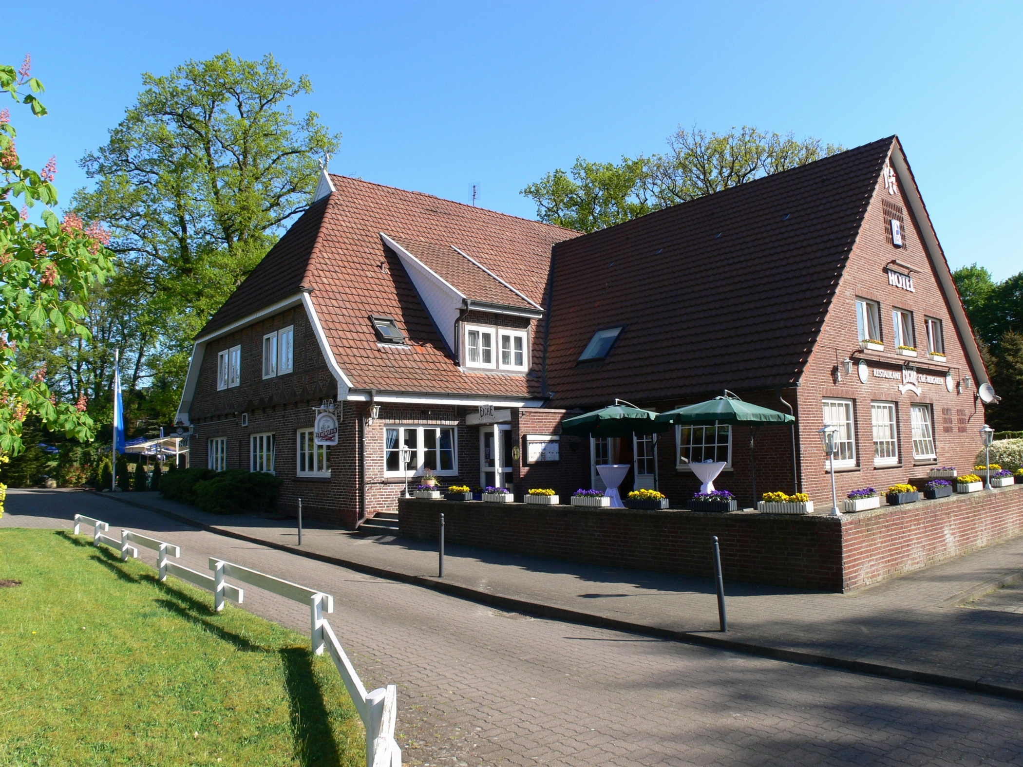 Blick von der Strasse auf das Hotel