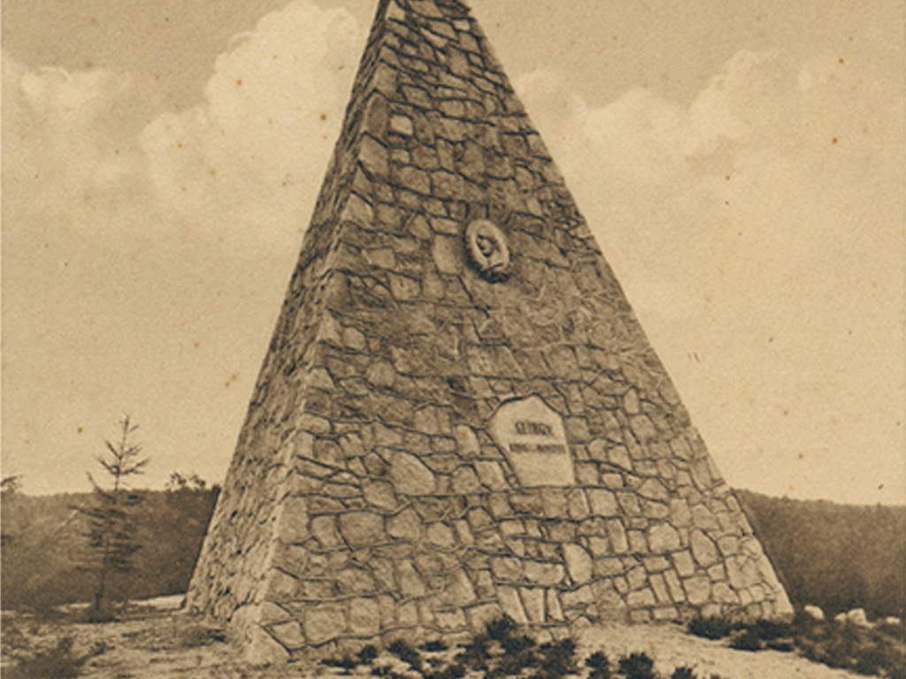 8 Meter hohe Granitpyramide mit Wappen und Inschrift