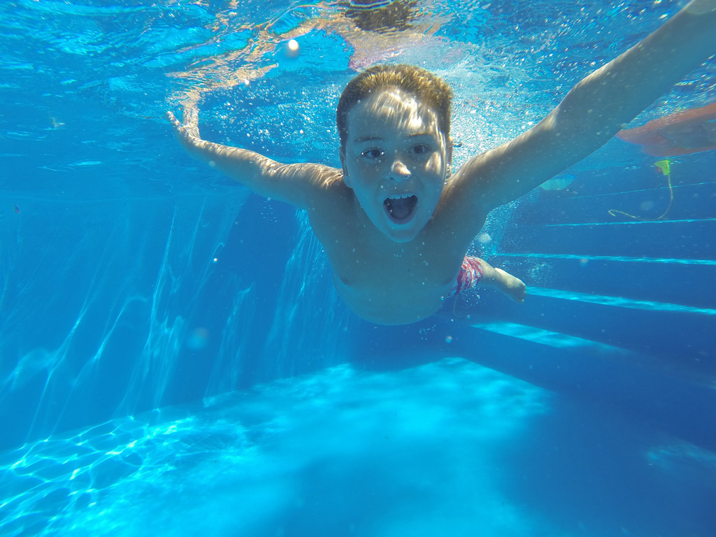 Kind taucht unterwasser