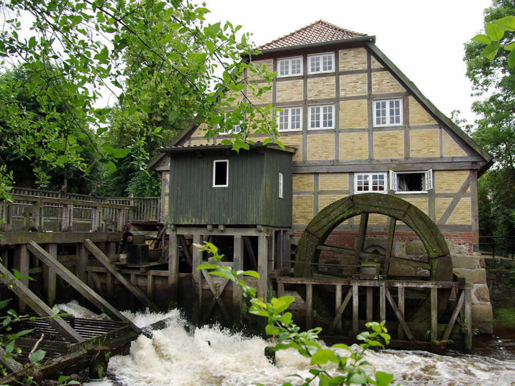 Das Mühlenmuseum Moisburg an dem Fluss Este mit großem Mühlrad